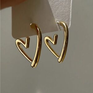 BRAND NEW 🤍18K Gold Plated Simple Heart-Shaped Stud Earrings